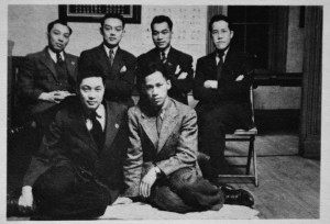 1942年女王大学仅有的六名华人学生。后排右二为Robert K. Wong，前排右一为Frank B. Lee。其余来自其它城市。