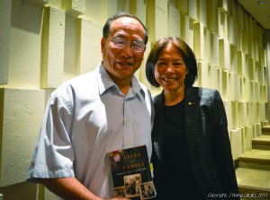 笑言（左）與鄭藹玲（右）在渥太華圖書館（2015.5.26）