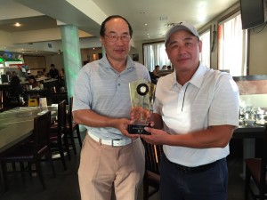 渥太华华人高尔夫球协会主席笑言先生为冠军陈资武颁奖