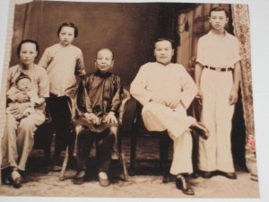 左起：谭仕汉（Robert Hum）、刘募兰、女佣、谭母、谭昌三、谭仕超 1938年谭昌三回国时家人合影（谭仕汉提供） 