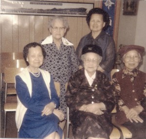 母亲们的聚会(谭仕汉提供)后排左起：周相夫人、龚滾夫人 前排左起：周在彦夫人、谭昌三夫人（刘募兰）、张夫人 