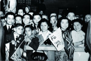 图片 11 渥太华华人在火车站欢迎宋美龄，摄于1943年6月15日（Peter Hum提供）