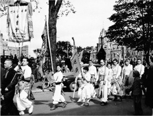 图片14   1945年9月，渥太华、蒙特利尔和多伦多华人在渥太华丽都街（Rideau St）游行庆祝抗战胜利 （加拿大图书档案馆 Online MIKAN no. 3232245）