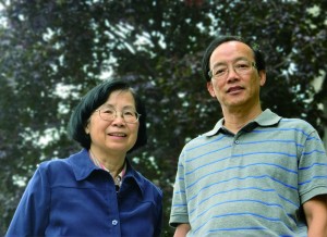 楊志光和伍美玉，兩位就職於我中心近40年、至今仍工作在我們移民安頓服務崗位的元老。