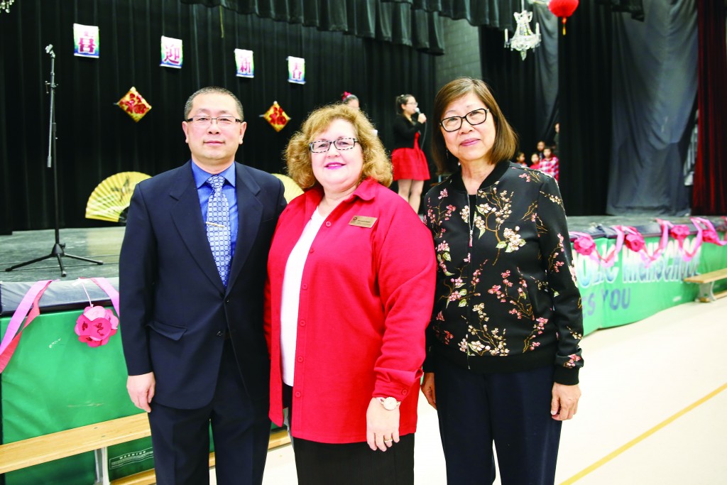 圖片說明：2月6日，600多名學生和家屬在Holy Trinity 高中參與了渥太華天主教學區（OCSB）國際語言普通話節目表演，慶祝中國農歷新年。每個星期六，JK - 12年級學生在此計劃提高自己的普通話技能，瞭解中國的文化和傳統。 OCCSC執行董事，渥太華華人社區服務中心執行總監耿靜蕙也帶來了新年的問候。 在照片中，（左到右）校址負責人Yongge Xue先生，OCSB持續及社區教育Marianne Kayed經理，和OCCSC行政總裁耿靜蕙女士。