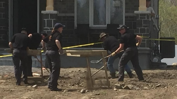 manotick-ottawa-police-digging-human-bones-may-12-2016-cabrelle-place
