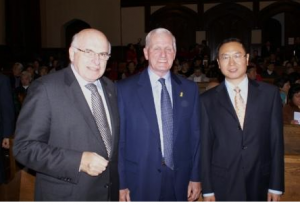 图片 10 左起：伽利浦国会议员、戈登·奥康纳部长、张卫东公参（来源：中华会馆网站） 