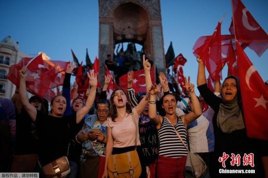 7月17日消息，当地时间7月16日，土耳其政府宣布挫败由部分军方人士发动的军事政变。图为当地民众集会谴责军事政变。