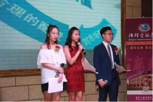 左起：Zihui Yu, 李蕴嘉, Elwyn Zhang
