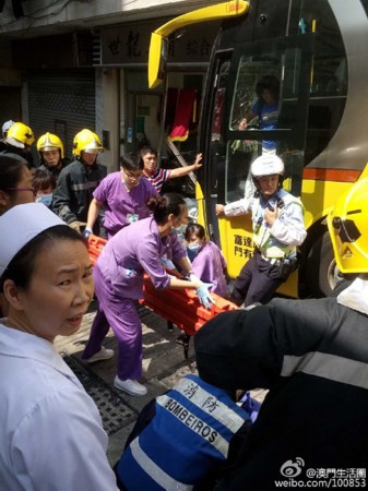 组图：澳门旅游大巴冲进诊所 29名内地游客受伤 